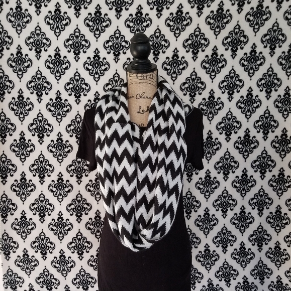 Zig Zag Scarf - Picture 1 of 5